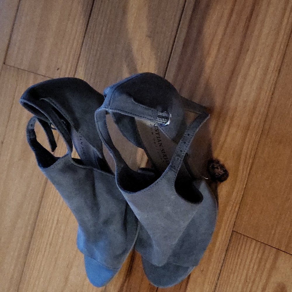 Heels - Picture 2 of 5